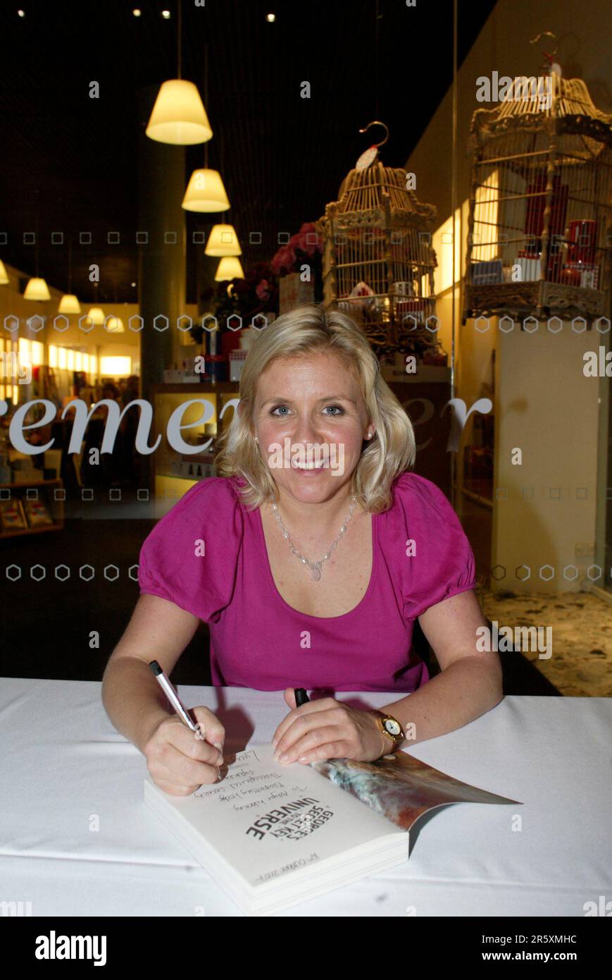 Lucy Hawking, Tochter des Physikers und Astronomen Stephen Hawking, hält am 14. Oktober 2007 im Powerhouse Museum in Sydney, Australien, eine Rede und unterzeichnet ihr neues Buch „George’s Secret Key to the Universe“. Stockfoto