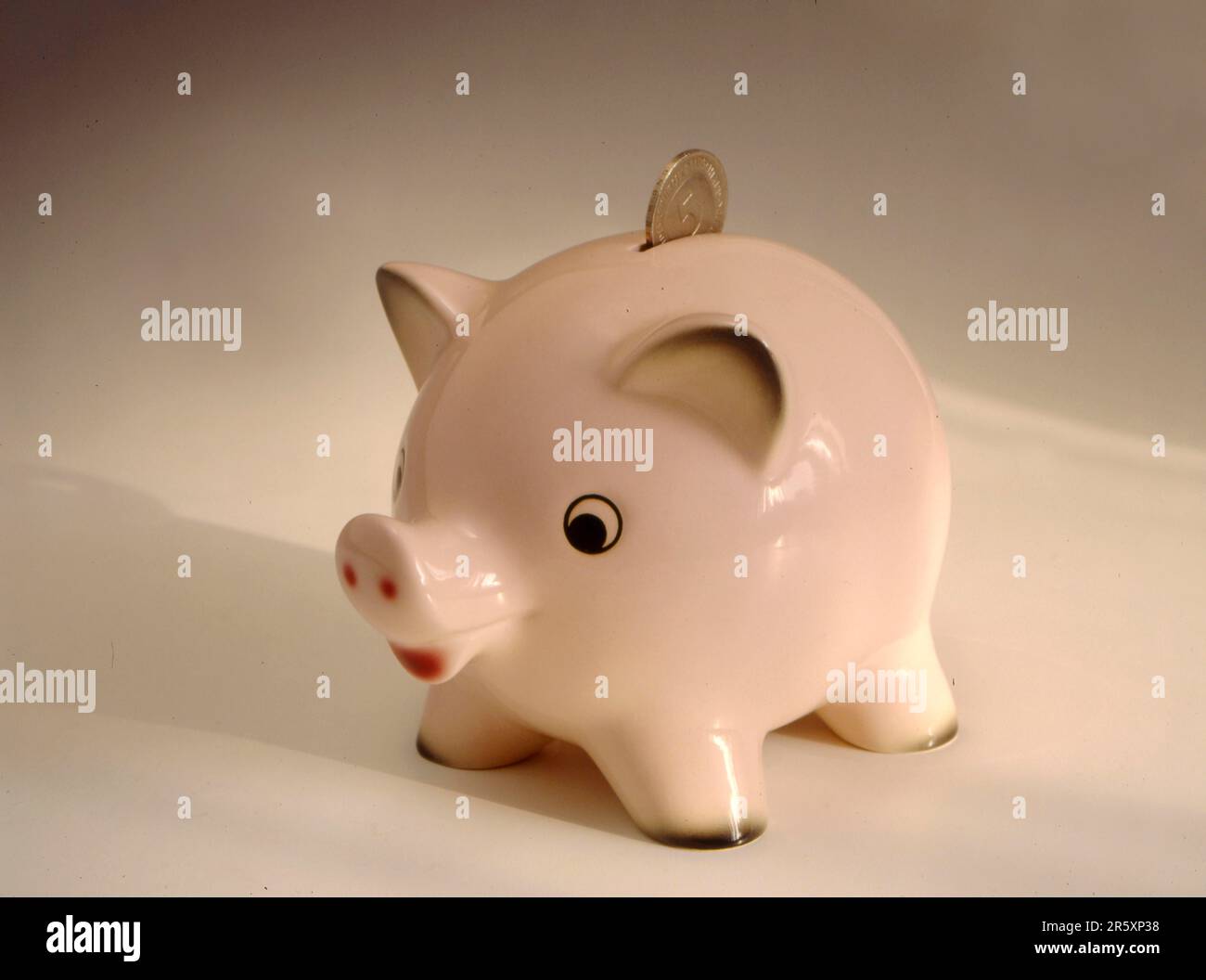 Pink Sparschwein, Geld, Münze, 5 ein-Mark-Stück, Pink Sparschwein, Geld, Münze, 5 ein-Mark-Stück Stockfoto