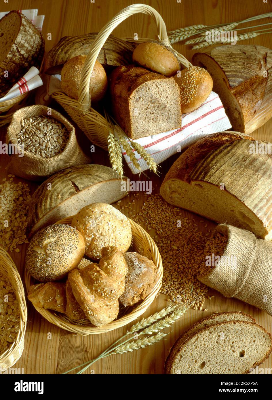 Vollkorn-Backwaren Brötchen, Croissant Stockfoto