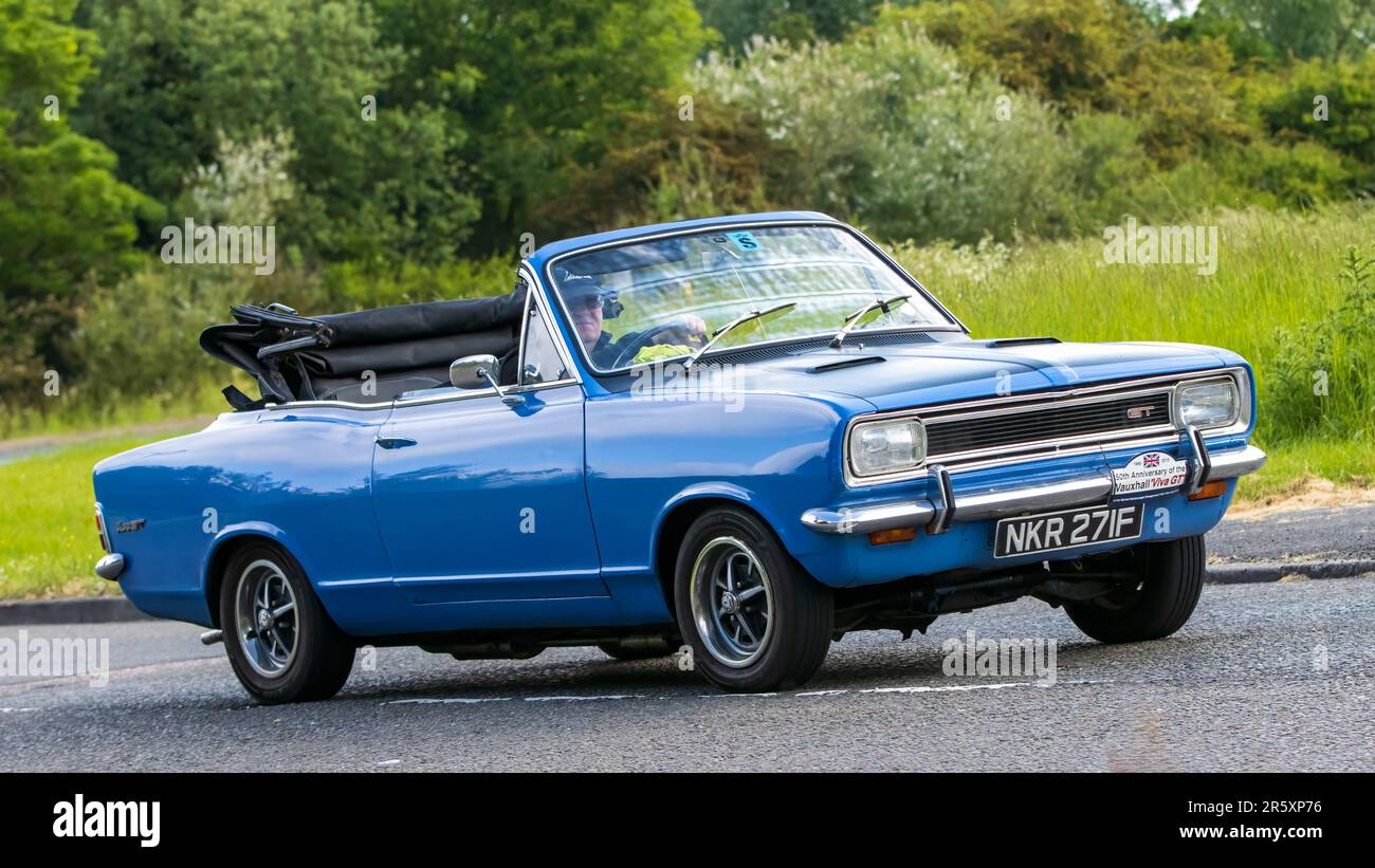 Stony Stratford, Großbritannien - Juni 4. 2023: 1968 blaues Vauxhall Viva HB 2,0 GT Cabriolet-Oldtimer, das auf einer englischen Landstraße fährt. Stockfoto