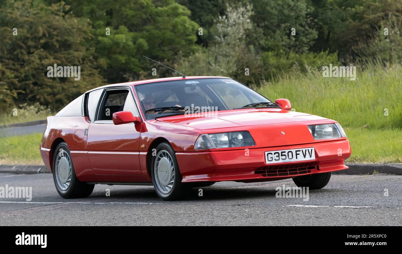Stony Stratford, Großbritannien - Juni 4. 2023: 1989 roter RENAULT GTA V6 Klassiker, der auf einer englischen Landstraße fährt. Stockfoto