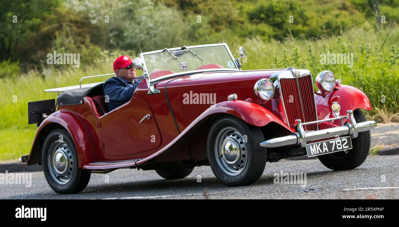 Stony Stratford, Großbritannien - Juni 4. 2023: 1951 Red MG MIDGET Oldtimer auf einer englischen Landstraße. Stockfoto