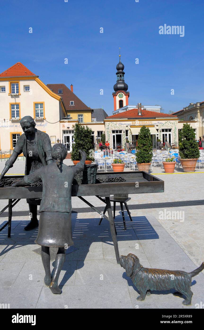 Schwetzingen im Frühling am Palastplatz, Marktplatz und St. Die Pancratius-Kirche Stockfoto