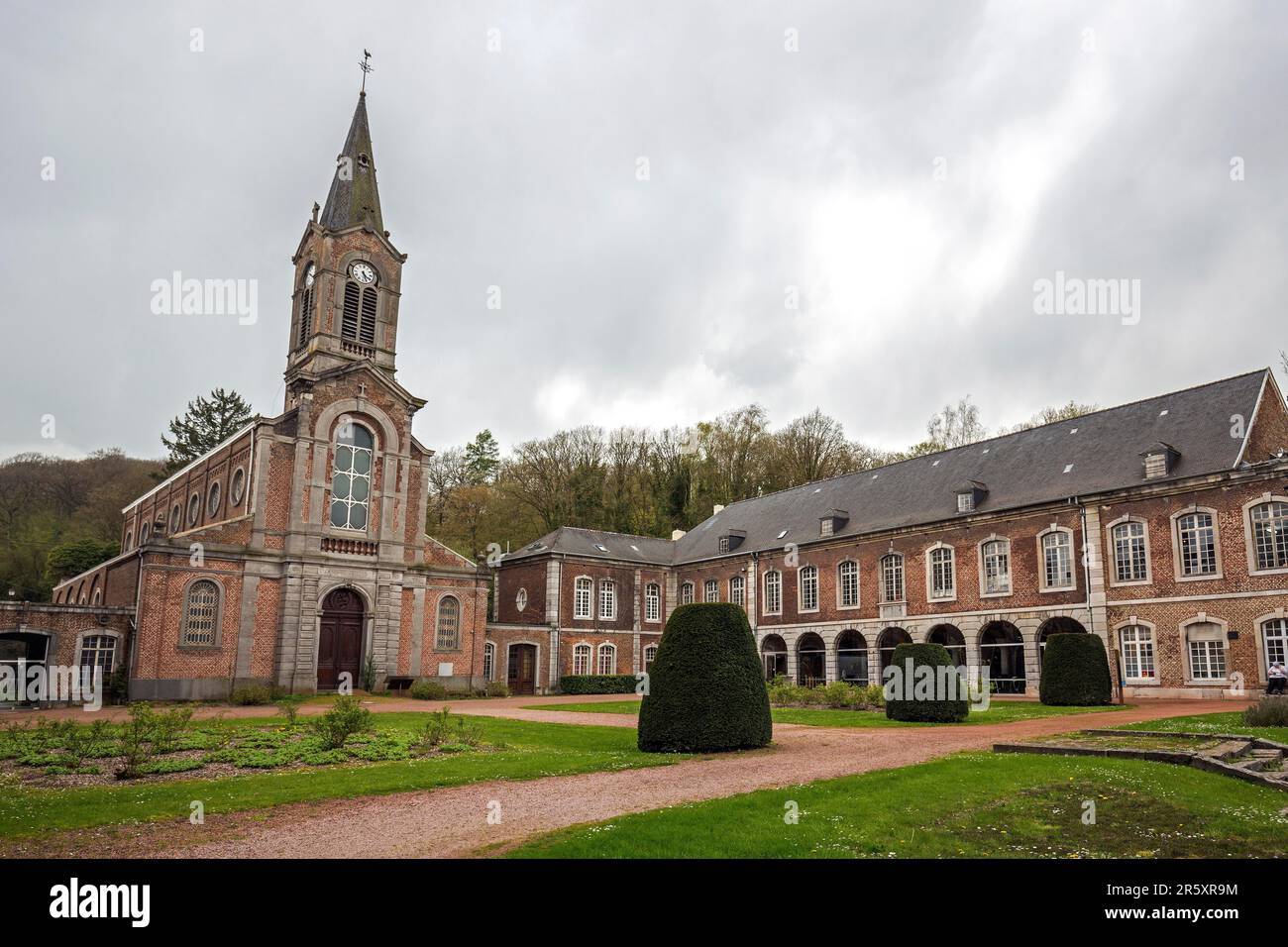 Ehemaliges Kloster Aulne, Abbay d'Aulne, mit Kirche St. Joseph bei Thuin, Provinz Hennegau, Belgien Stockfoto