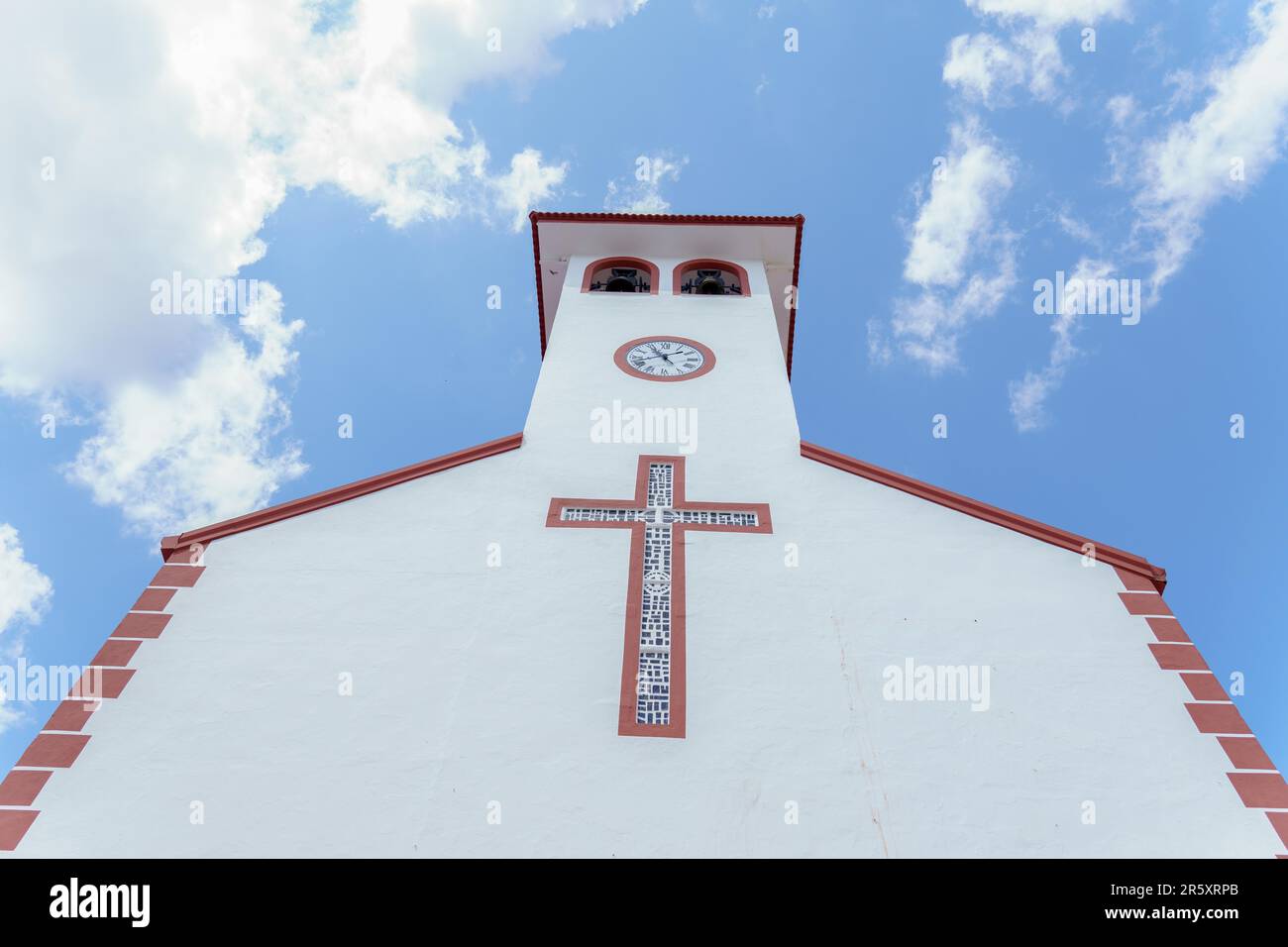 Elegante religiöse Architektur unter einem bewölkten Himmel, die spirituelle Symbolik und Design zeigt Stockfoto