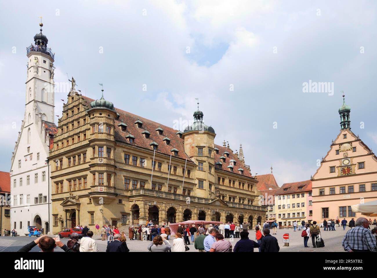 Touristen auf dem Marktplatz von Rothenburg ob der Tauber. Die mittelalterliche Stadt zieht jedes Jahr über 2 Millionen Besucher an Stockfoto