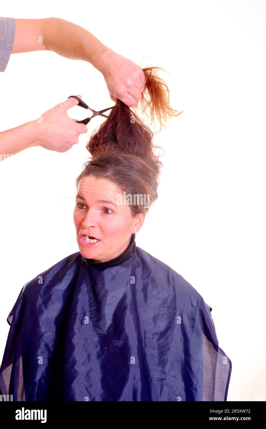 Die Frau bekommt Haarschnitt, Haarschnitt, Friseur, Friseur, Schere Stockfoto