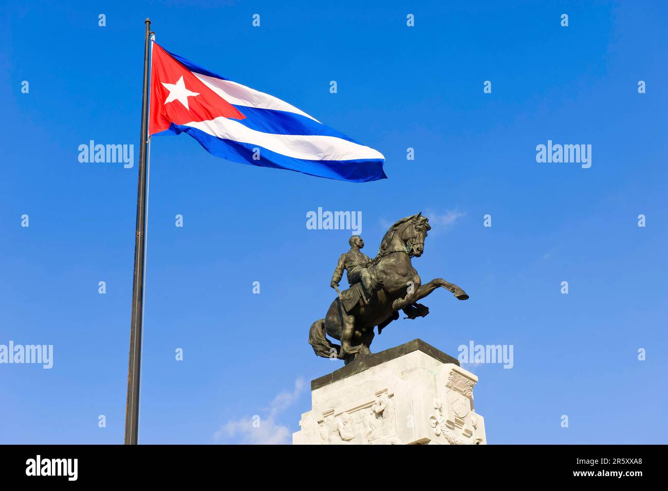 Reiterstatue von Antonio Maceo, kubanische Flagge, Havanna, Kuba Stockfoto