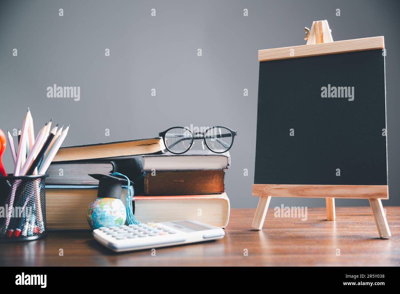 Graduierungskappe mit Erdkugel. Konzept von globalem Wirtschaftsstudium, Auslandsausbildung, Schulanfang. Bildung in der globalen Welt, Studium im Ausland Stockfoto