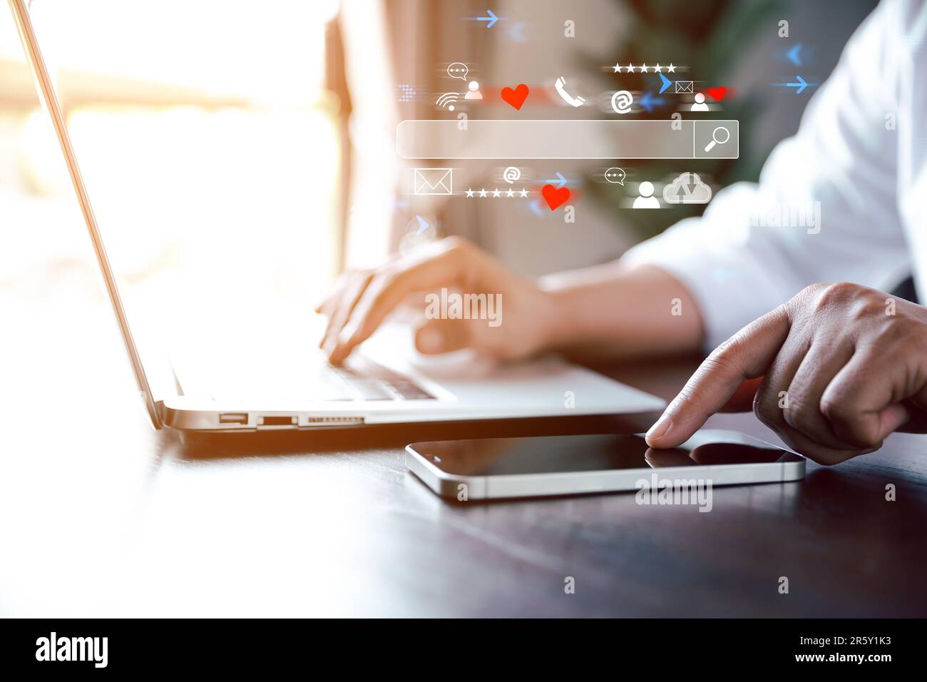 Informationssuche im Internet-Netzwerkkonzept. Suchmaschinenoptimierung Für Datensuchtechnologie. Frauenhände benutzen Handywahn Stockfoto