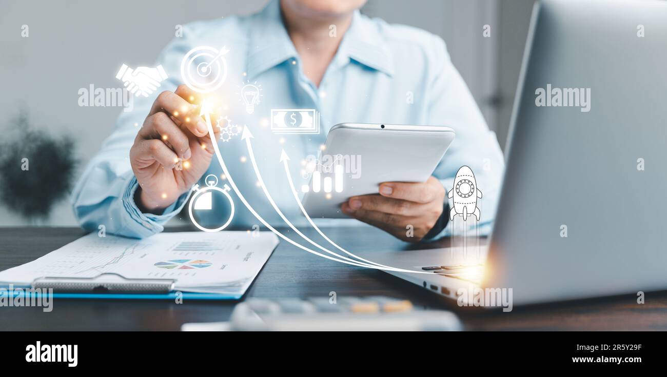 Startup-Konzept mit Icon Business und Netzwerkverbindung auf moderner virtueller Schnittstelle von einem digitalen Tablet. Menschen berühren das Tablet mit der Hand. Entwickeln eines Stockfoto