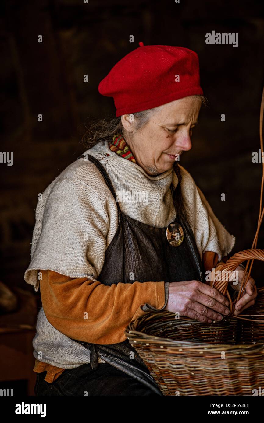 Eine Frau, die Korb macht Stockfoto