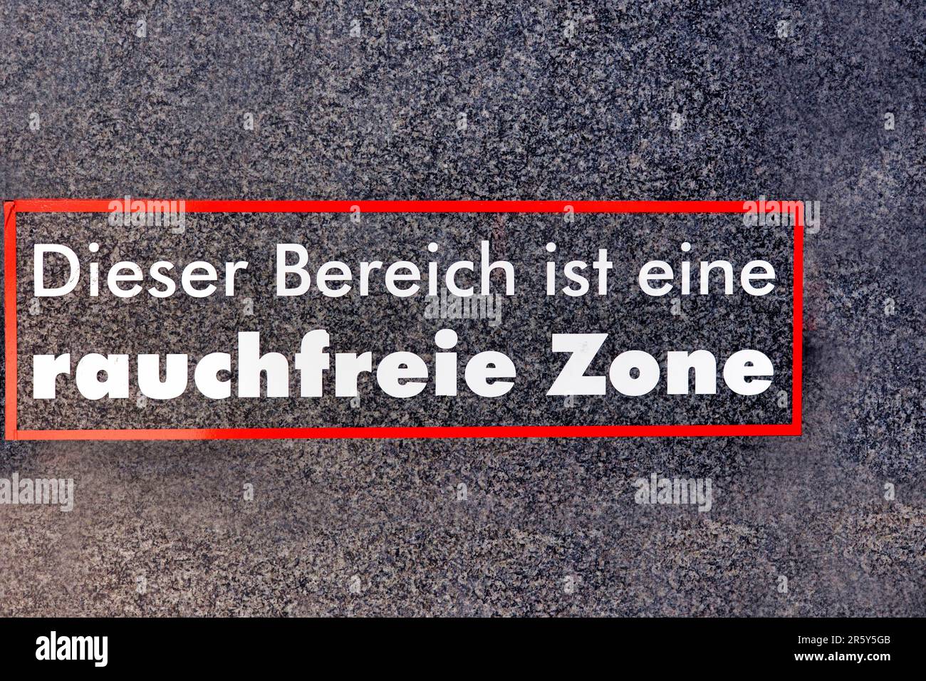 Bitte beachten Sie, dass dieser Bereich eine rauchfreie Zone ist, die an einer Hauswand mit künstlichem Marmor angebracht wurde, Charite, Berlin, Deutschland Stockfoto