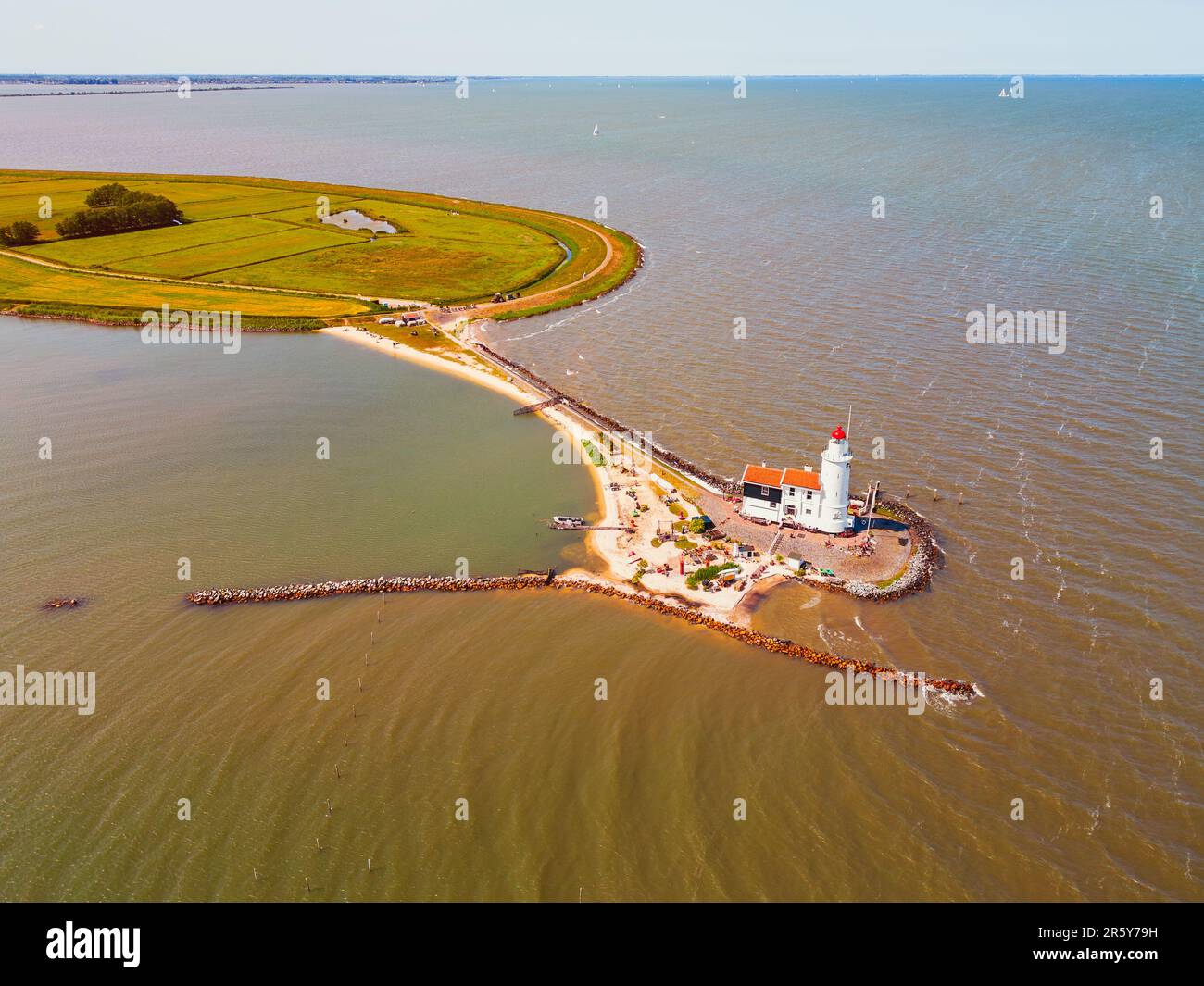 High Angle Drone Point of View am Leuchtturm von Marken, Niederlande. Es wurde 1839 erbaut. Stockfoto