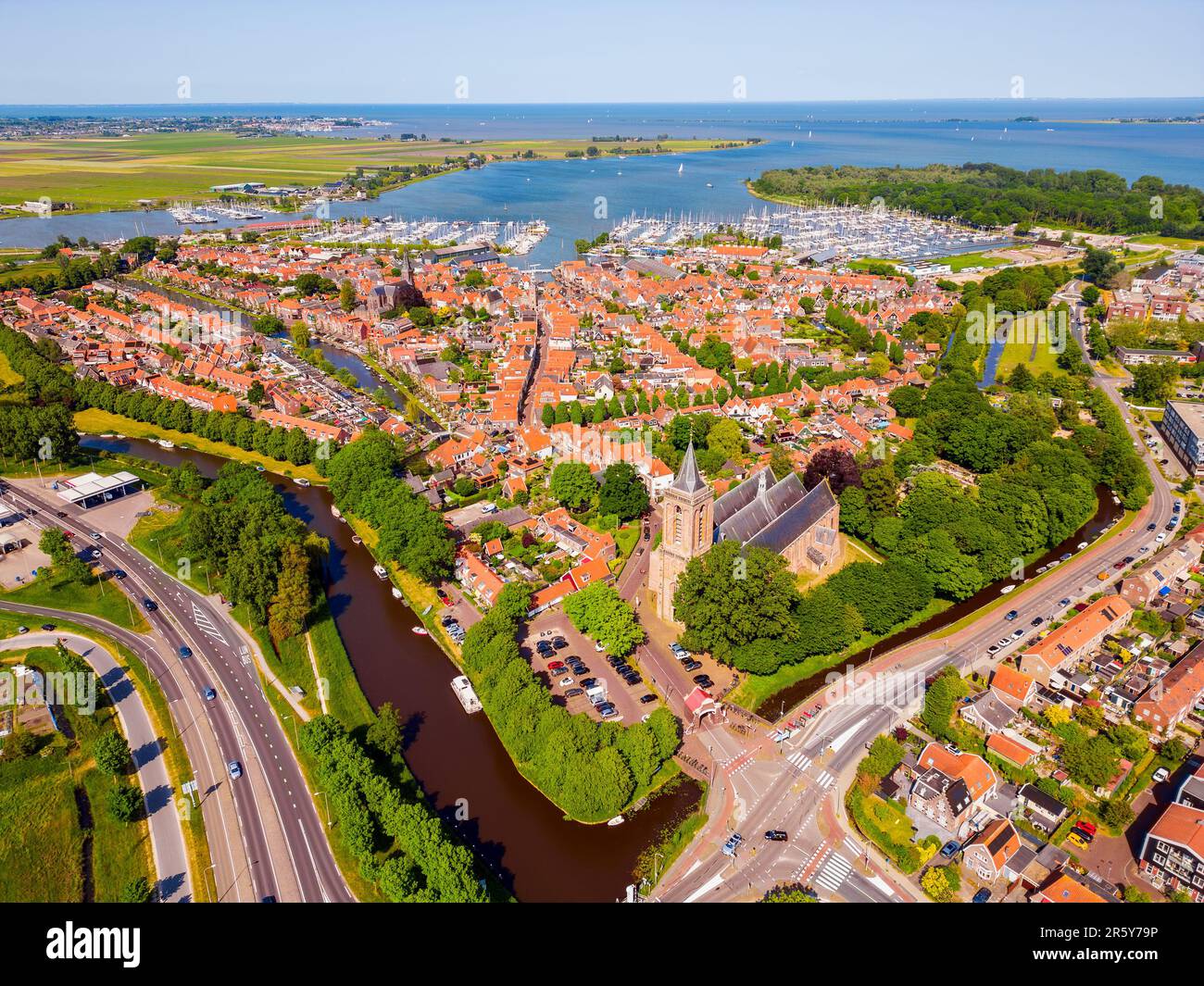 High Angle Drone Point of View in der Stadt Monnickendam, Nordholland, Niederlande am sonnigen Frühlingstag im Juni Stockfoto