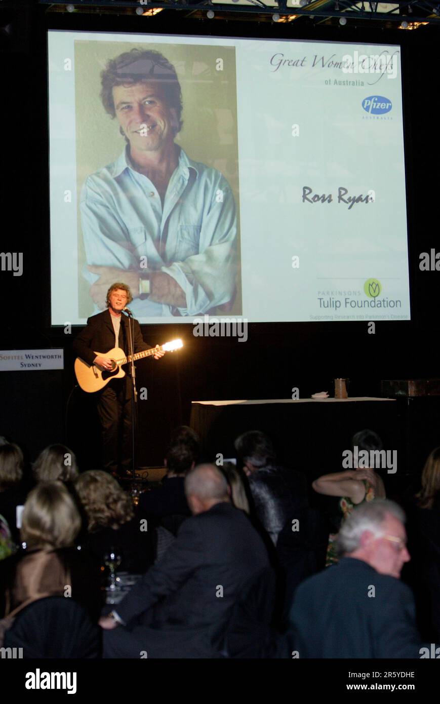 Ross Ryan, der australische Sänger/Songwriter, der in den 1970er Jahren mit dem Song „I am Pegasus“ einen großen Hit hatte, tritt am Donnerstag, den 14. September 2006, beim Great Women Chefs Gala Dinner 2006 im Sheraton Wentworth Hotel in Sydney Australia für die Menge auf. Sechs bekannte australische Köche bereiten das sechs-Gänge-Menü vor. Die Veranstaltung war eine Spendenaktion für die Parkinson-Forschung. Zu den an diesem Abend versteigerten Artikeln gehörten ein Paar Boxhandschuhe, signiert vom Parkinson-Erkrankten Muhammad Ali, und der Goldrekord der Band „Dragon“ (bekannt als „Hunter“) Stockfoto