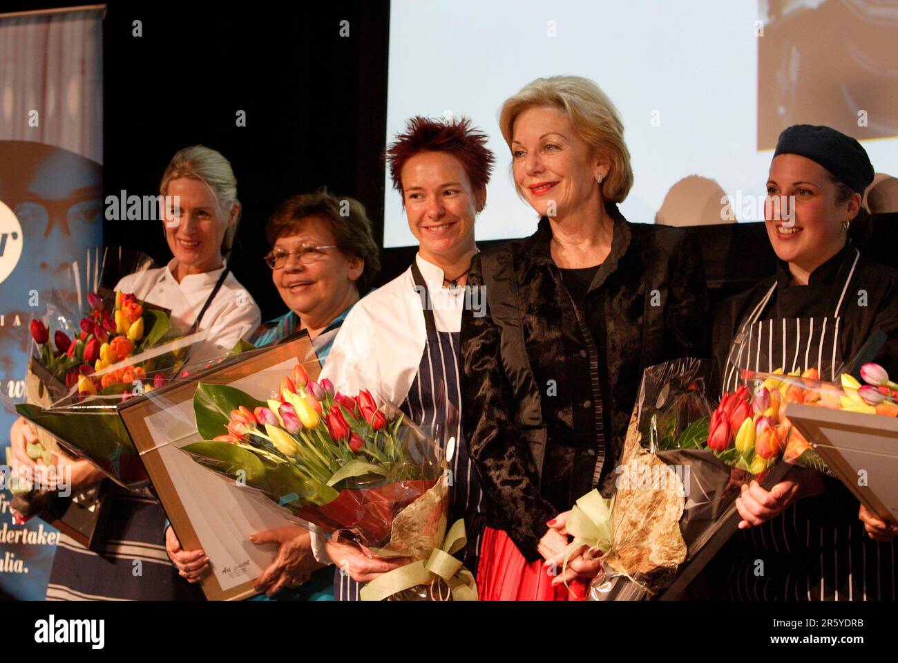 Das Galadinner der Chefs der Great Women 2006 im Sheraton Wentworth Hotel, Sydney, Australien, am Donnerstag, den 14. September 2006. Sechs bekannte australische Köche bereiten das sechs-Gänge-Menü vor. Die Veranstaltung war eine Spendenaktion der Tulip Foundation für die Parkinson-Forschung. Zu den Artikeln, die in der Nacht versteigert wurden, gehörten ein Paar Boxhandschuhe mit Autogramm des Parkinson-Kranken Muhammad Ali und der Goldrekord „April Sun in Kuba“ der Band „Dragon“ (bekannt als „Hunter“ in den USA), der von Peter Dawkins produziert wurde, ebenfalls ein Parkinson-Kranke. Stockfoto