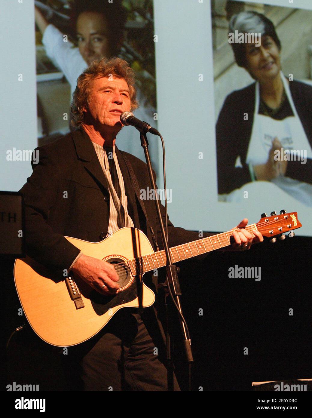 Ross Ryan, der australische Sänger/Songwriter, der in den 1970er Jahren mit dem Song „I am Pegasus“ einen großen Hit hatte, tritt am Donnerstag, den 14. September 2006, beim Great Women Chefs Gala Dinner 2006 im Sheraton Wentworth Hotel in Sydney Australia für die Menge auf. Die Veranstaltung war eine Spendenaktion für die Parkinson-Forschung. Zu den Artikeln, die in der Nacht versteigert wurden, gehörten ein Paar Boxhandschuhe mit Autogramm des Parkinson-Kranken Muhammed Ali und der Goldrekord der „April Sun in Kuba“-Band „Dragon“ (bekannt als „Hunter“ in den USA), der von Peter Dawkins produziert wurde, ebenfalls eine Parkinson-Krankheit-Leide Stockfoto