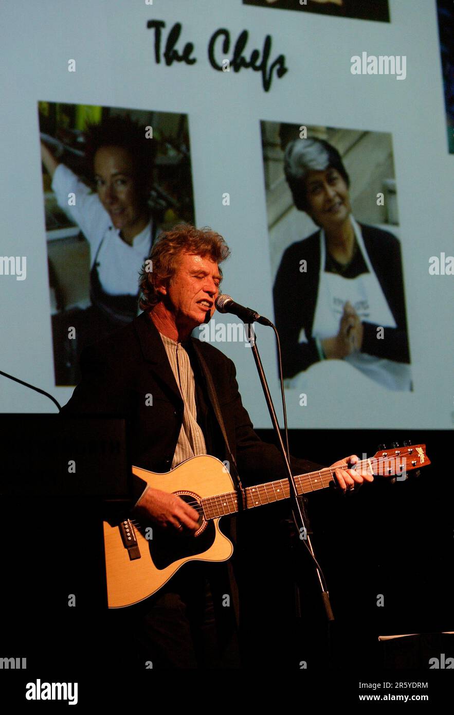 Ross Ryan, der australische Sänger/Songwriter, der in den 1970er Jahren mit dem Song „I am Pegasus“ einen großen Hit hatte, tritt am Donnerstag, den 14. September 2006, beim Great Women Chefs Gala Dinner 2006 im Sheraton Wentworth Hotel in Sydney Australia für die Menge auf. Sechs bekannte australische Köche bereiten das sechs-Gänge-Menü vor. Die Veranstaltung war eine Spendenaktion für die Parkinson-Forschung. Zu den an diesem Abend versteigerten Gegenständen gehörten ein Paar Boxhandschuhe mit Autogramm des Parkinson-Kranken Muhammed Ali und der Goldrekord „April Sun in Kuba“ der Band „Dragon“ (bekannt als „Hunter“) Stockfoto