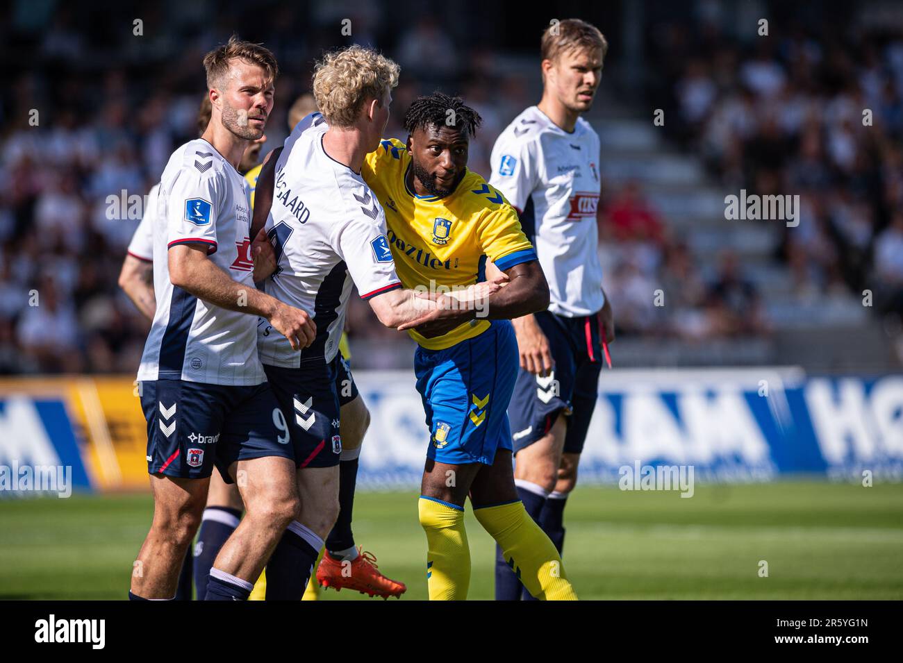 Aarhus, Dänemark. 04., Juni 2023. Tobias Molgaard (14) von Aarhus GF und Kevin Tshiembe (18) von Broendby, FALLS während des 3F stattfindenden Superliga-Spiels zwischen Aarhus GF und Broendby IF im Ceres Park in Aarhus gesehen. (Foto: Gonzales Photo - Morten Kjaer). Stockfoto