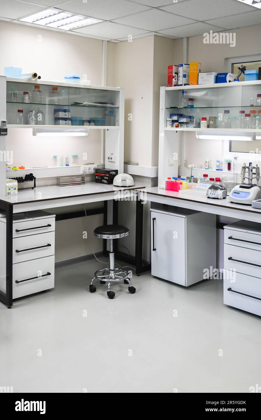 Labor für biologische Forschung. Das Innere eines modernen wissenschaftlichen Labors. Stockfoto