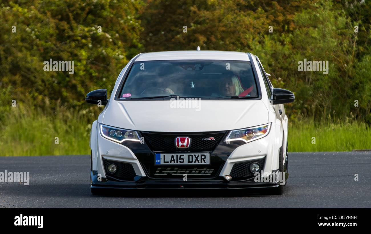 Stony Stratford, Großbritannien - 4. 2023. Juni: 2015 weißer HONDA CIVIC GT-Oldtimer auf einer englischen Landstraße. Stockfoto