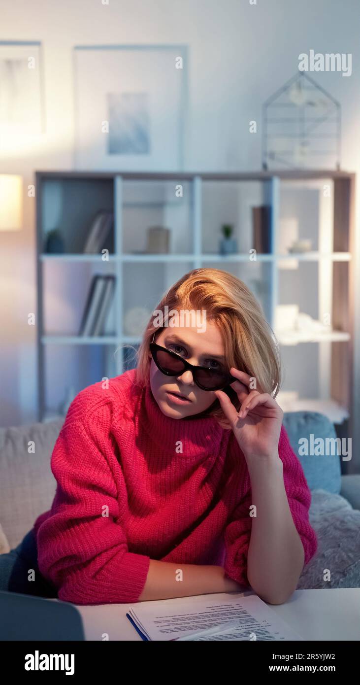 Verdächtige Verschwörerin sieht skeptisch aus Stockfoto