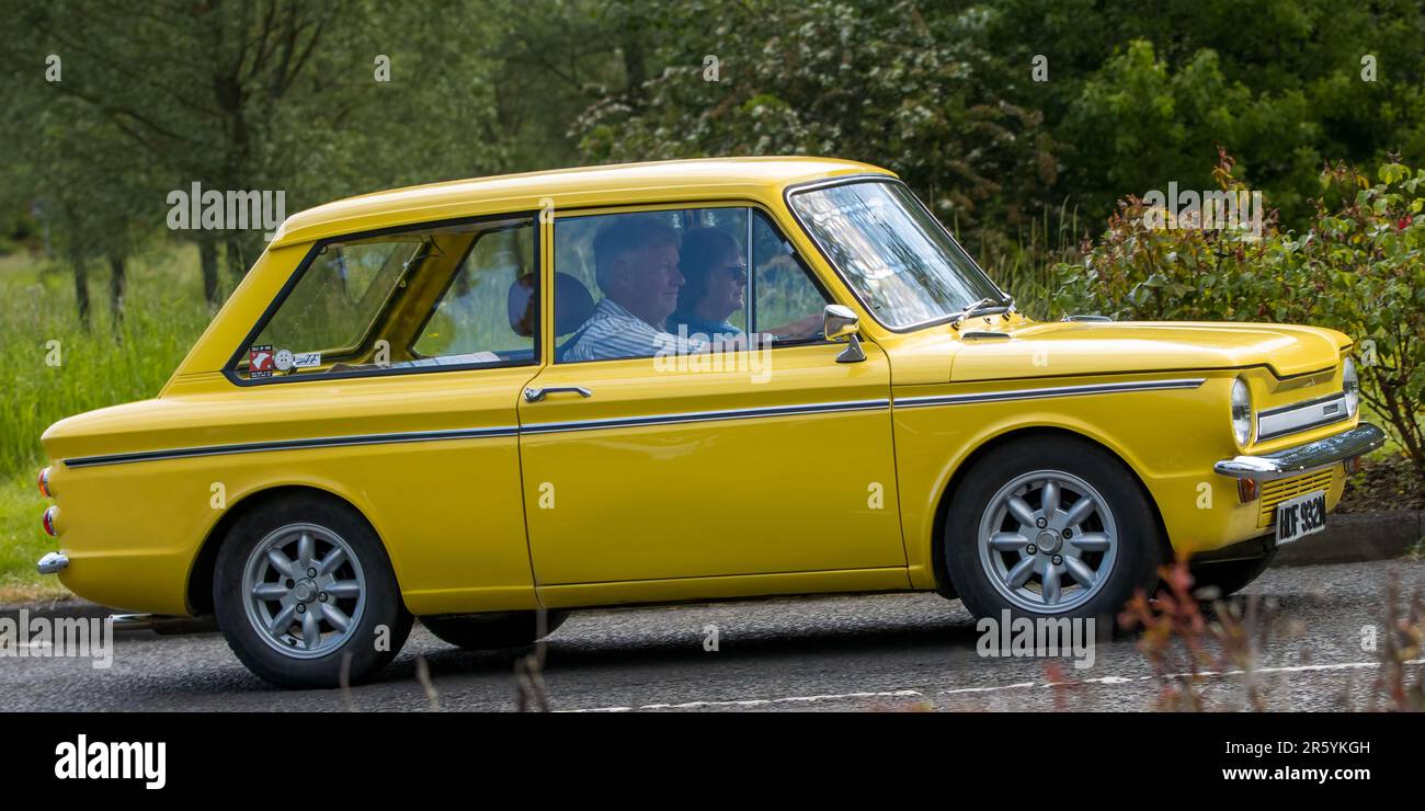 Stony Stratford, Großbritannien - Juni 4. 2023: 1975 gelber HILLMAN IMP-Klassiker, der auf einer englischen Landstraße fährt. Stockfoto