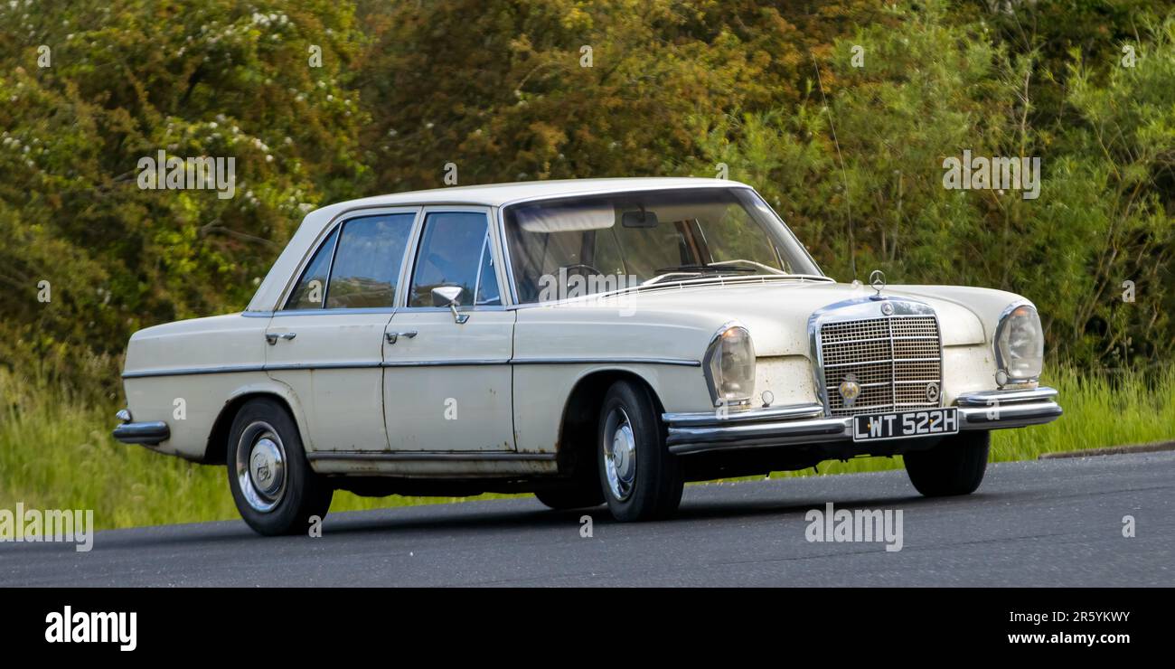 Stony Stratford, Großbritannien - Juni 4. 2023: 1970 MERCEDES 280 S Oldtimer, der auf einer englischen Landstraße fährt. Stockfoto