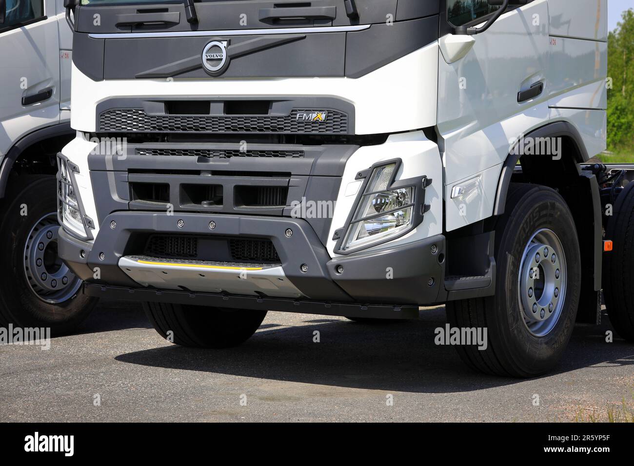 Neuer, weißer Volvo FMX Schwerlastwagen für Bauarbeiten, der auf einem Hof geparkt ist. Vorderansicht, Detail. Forssa, Finnland. 10. Juni 2022. Stockfoto