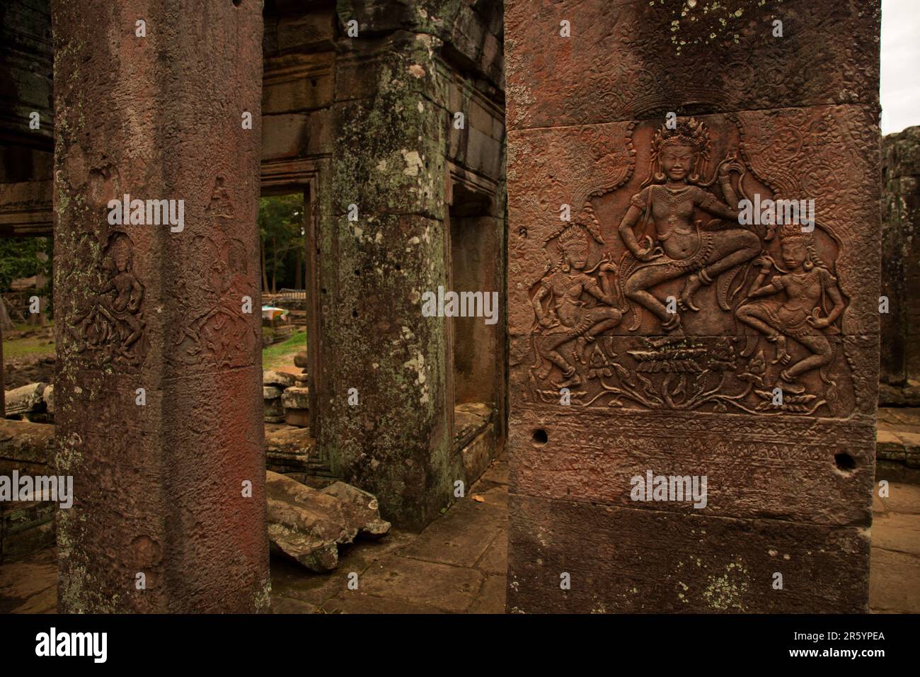 Der Bayon ist ein reich dekorierter buddhistischer Khmer-Tempel in Angkor Thom. Das Bayon'sche Merkmal sind die ruhigen, lächelnden Gesichter. Stockfoto