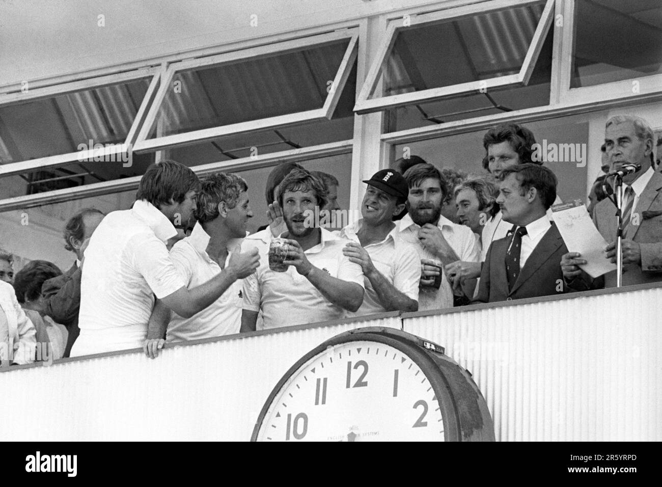 Aktenfoto von 02-08-1981 von Ian Botham und Teamkollegen, die auf dem Balkon in Edgbaston feiern. Die 1981-Serie war Chaos-Theorie groß geschrieben, als England und ihr Mercurial-Führer innerhalb weniger Wochen von den Tiefen der Verzweiflung zum Toast der Nation gingen. Ausgabedatum: Dienstag, 6. Juni 2023. Stockfoto