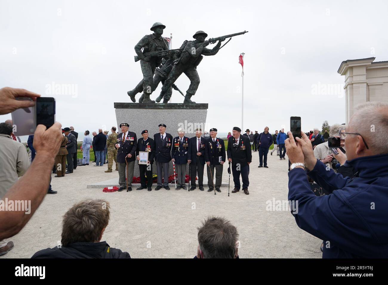 D-Day-Veteranen posieren für Fotos an der Statue des Denkmals der Britischen Normandie nach dem Gedenkgottesdienst der Royal British Legion (RBL) anlässlich des 79. Jahrestages der Landungen des D-Day im Denkmal der Britischen Normandie in Ver-sur-Mer, Normandie, Frankreich. Der Dienst erinnert an die 22.442 Soldaten und Frauen aus 38 verschiedenen Ländern, die am D-Day und während der Schlacht in der Normandie im Sommer 1944 unter britischem Kommando starben. Foto: Dienstag, 6. Juni 2023. Stockfoto