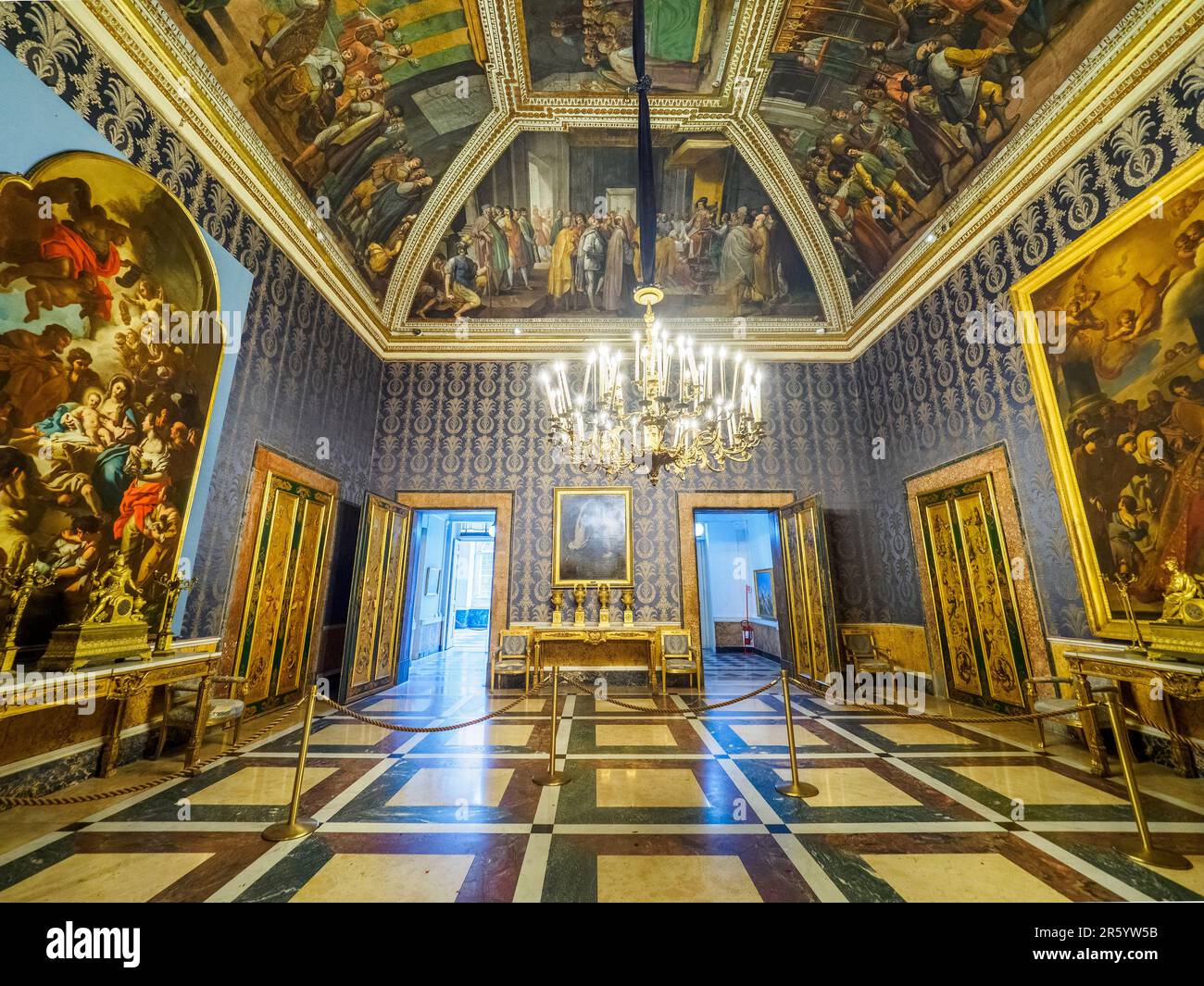 Der zweite Antechamber mit Decken mit Gemälden aus der Zeit des spanischen Vizekönigs und Wandmalereien aus dem späten 18. Und 17. Jahrhundert im Königspalast von Neapel, der 1734 zur königlichen Residenz der Bourbons wurde - Neapel, Italien Stockfoto