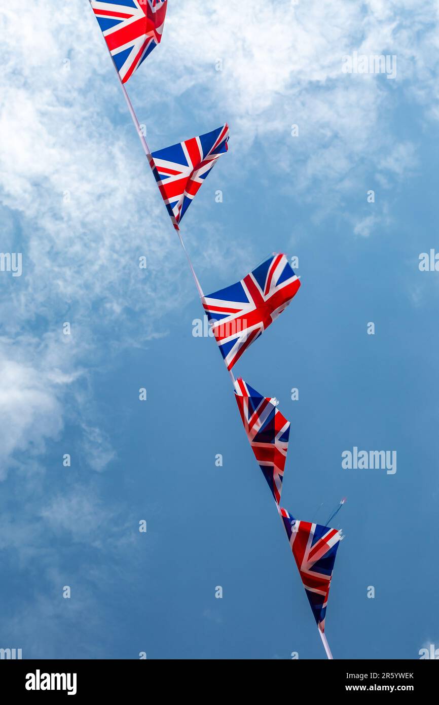 Ich schaue auf Union Jack, wie er im Wind bläst Stockfoto