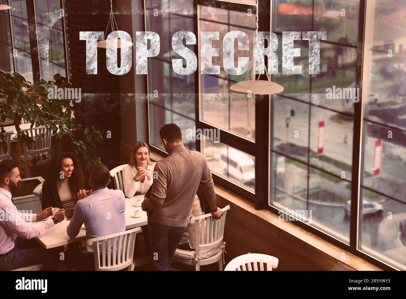 Geheime Informationen. Stempeln Sie Top Secret auf ein Foto von Menschen im Restaurant Stockfoto