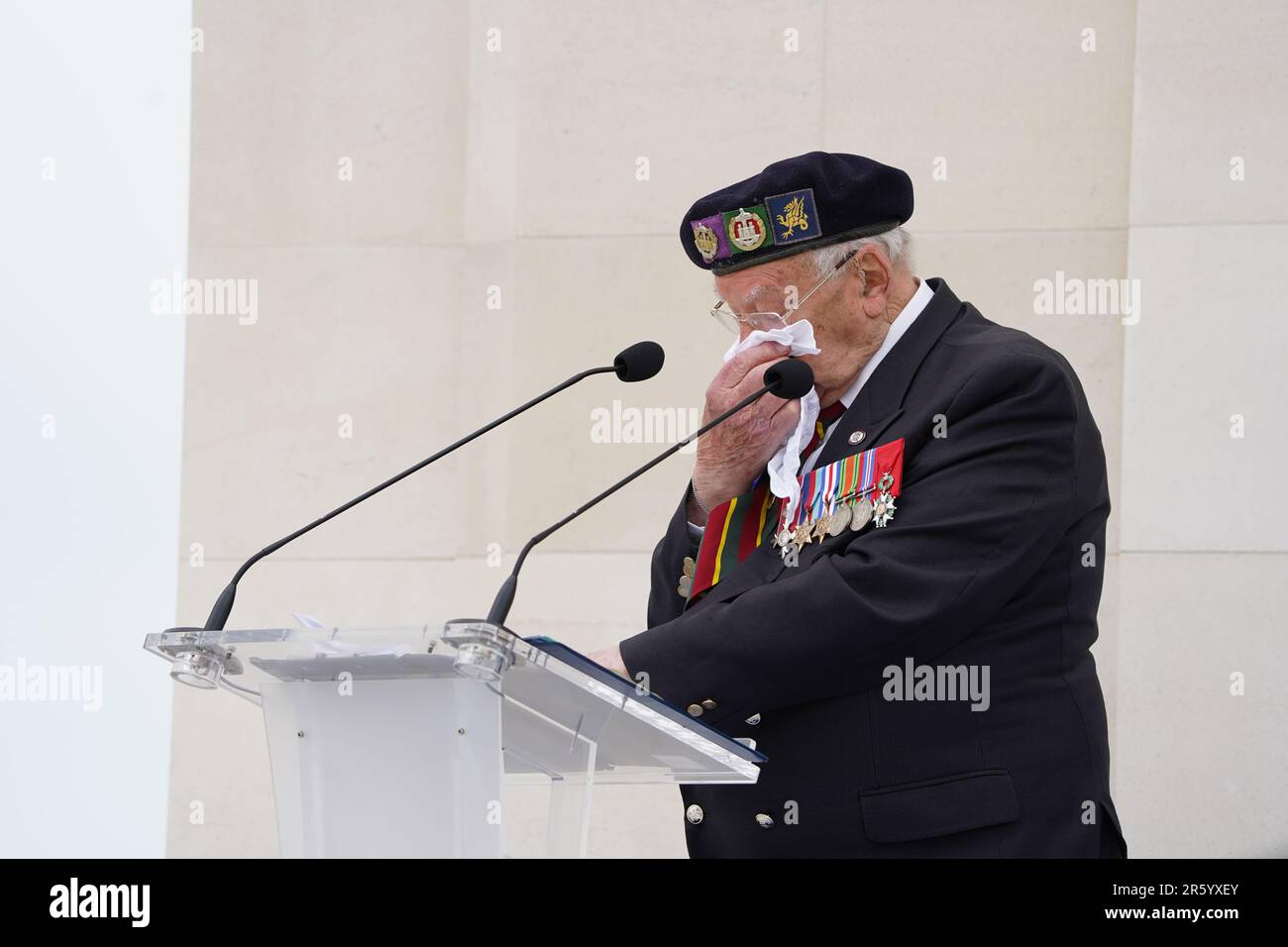 Der D-Day-Veteran Ken Hay weint Tränen weg, während er anlässlich des Royal British Legion (RBL) Service of Remembrance anlässlich des 79. Jahrestages der D-Day-Landungen am British Normandie Memorial in Ver-sur-Mer, Normandie, Frankreich, spricht. Der Dienst erinnert an die 22.442 Soldaten und Frauen aus 38 verschiedenen Ländern, die am D-Day und während der Schlacht in der Normandie im Sommer 1944 unter britischem Kommando starben. Foto: Dienstag, 6. Juni 2023. Stockfoto