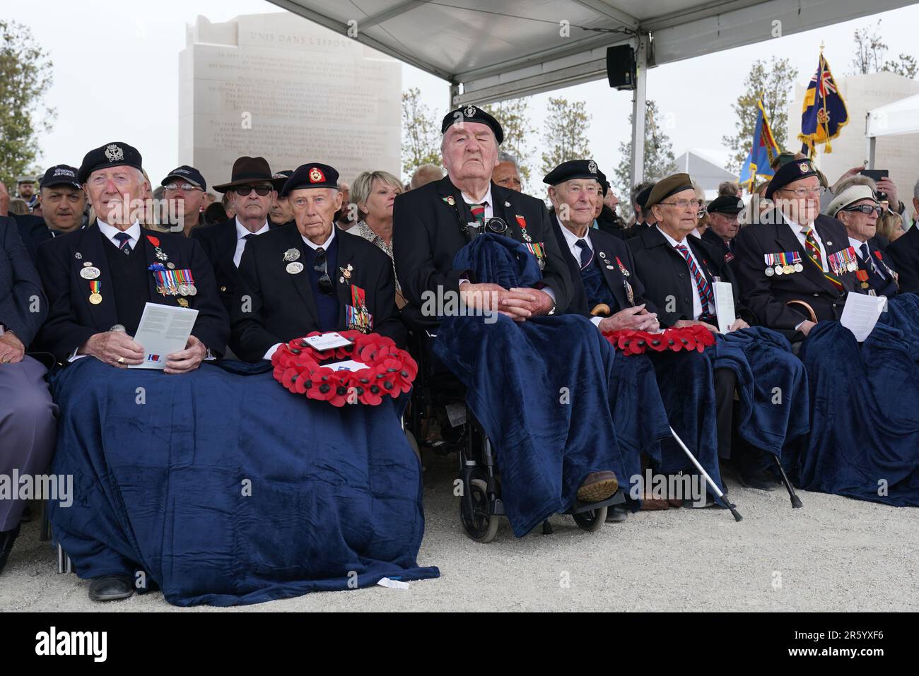 D-Day-Veteranen während des Royal British Legion (RBL) Service of Remembrance anlässlich des 79. Jahrestages der D-Day-Landungen, am British Normandie Memorial in Ver-sur-Mer, Normandie, Frankreich. Der Dienst erinnert an die 22.442 Soldaten und Frauen aus 38 verschiedenen Ländern, die am D-Day und während der Schlacht in der Normandie im Sommer 1944 unter britischem Kommando starben. Foto: Dienstag, 6. Juni 2023. Stockfoto