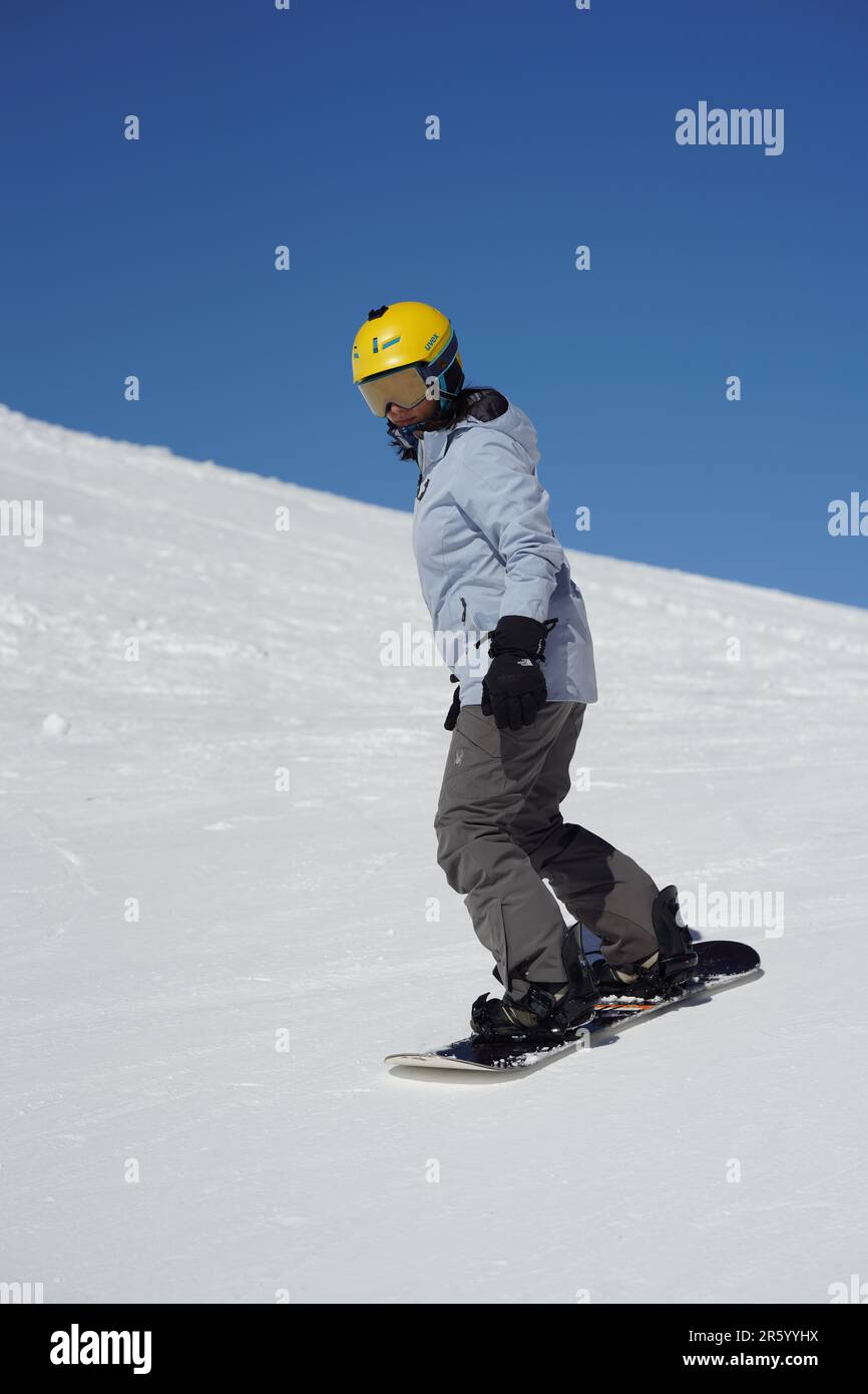 Eine Frau, die Snowboard fährt Stockfoto