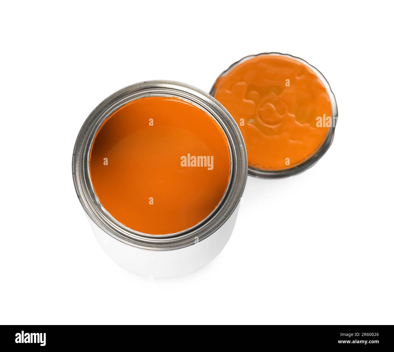 Dose und Deckel mit orangefarbener Farbe auf weißem Hintergrund, über der Ansicht Stockfoto