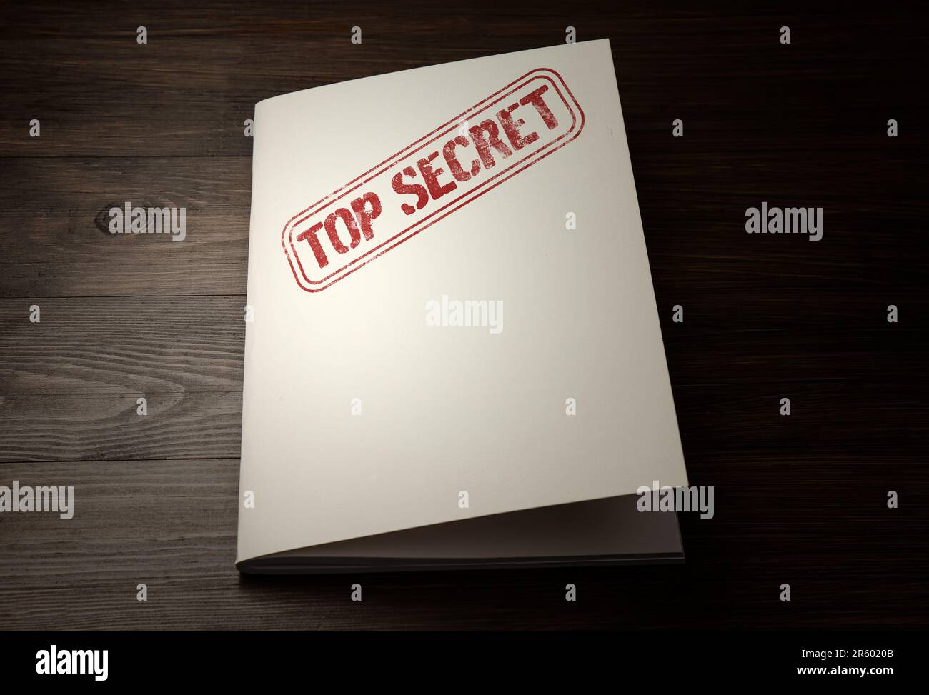 Weiße Papierbroschüre mit Top-Secret-Stempel auf Holztisch Stockfoto
