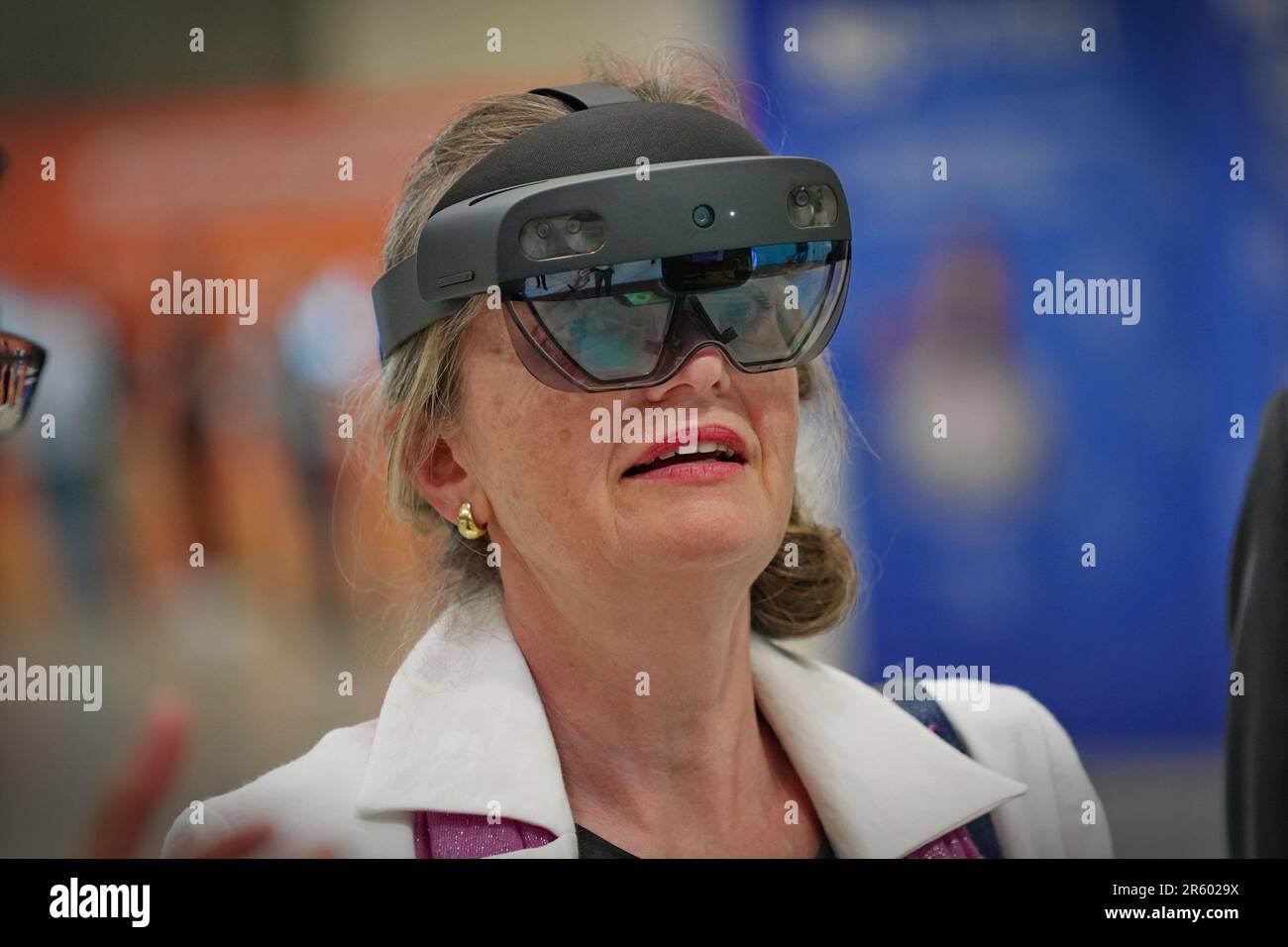 Eine Frau, die eine Virtual-Reality-Brille auf einer Technologiemesse trägt. Mailand Italien - April 2023 Stockfoto