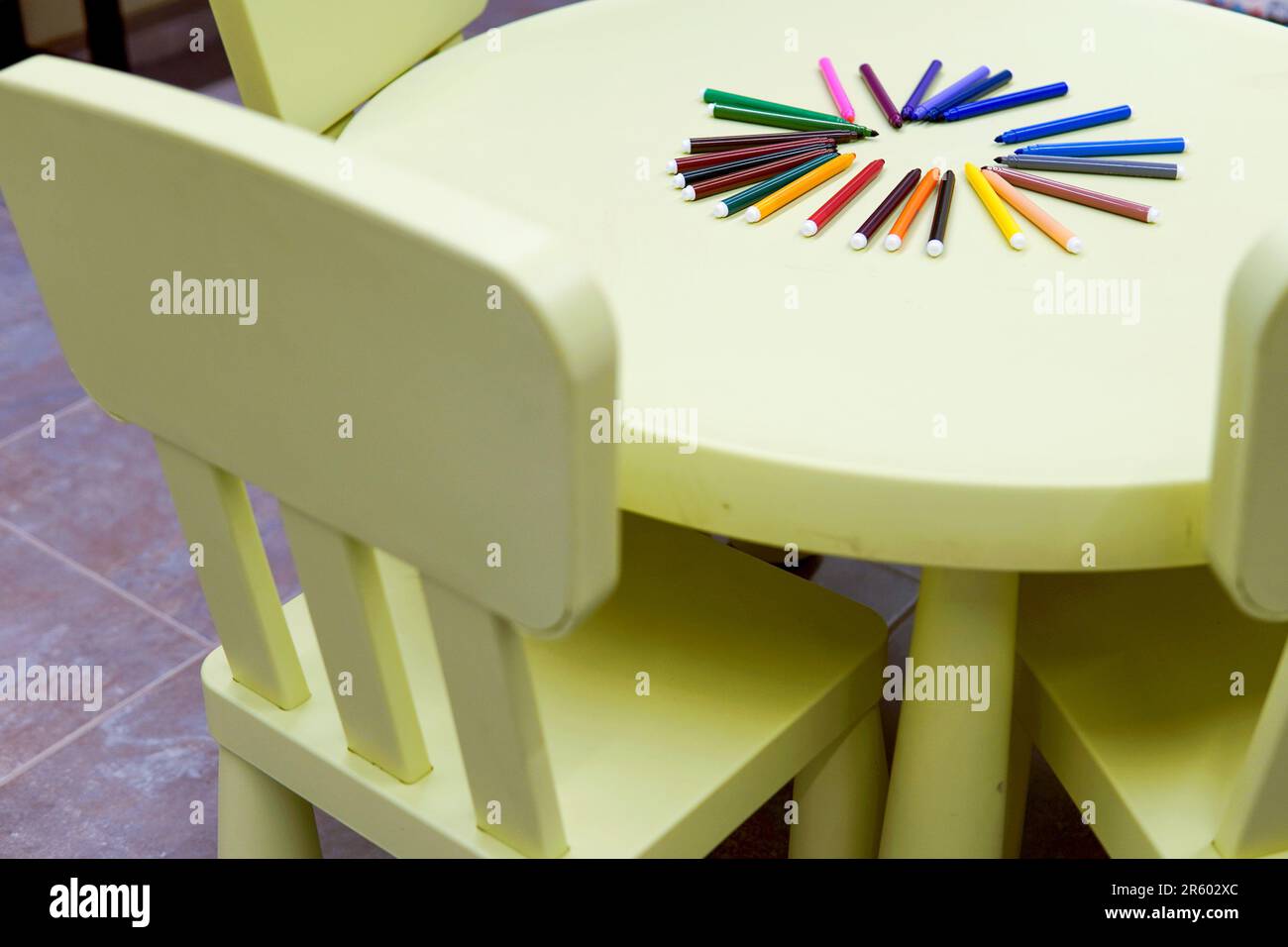 Farbige Stifte zum Zeichnen in einem Kinderunterricht. Bildungspunkte für Schulrückkehrer Stockfoto