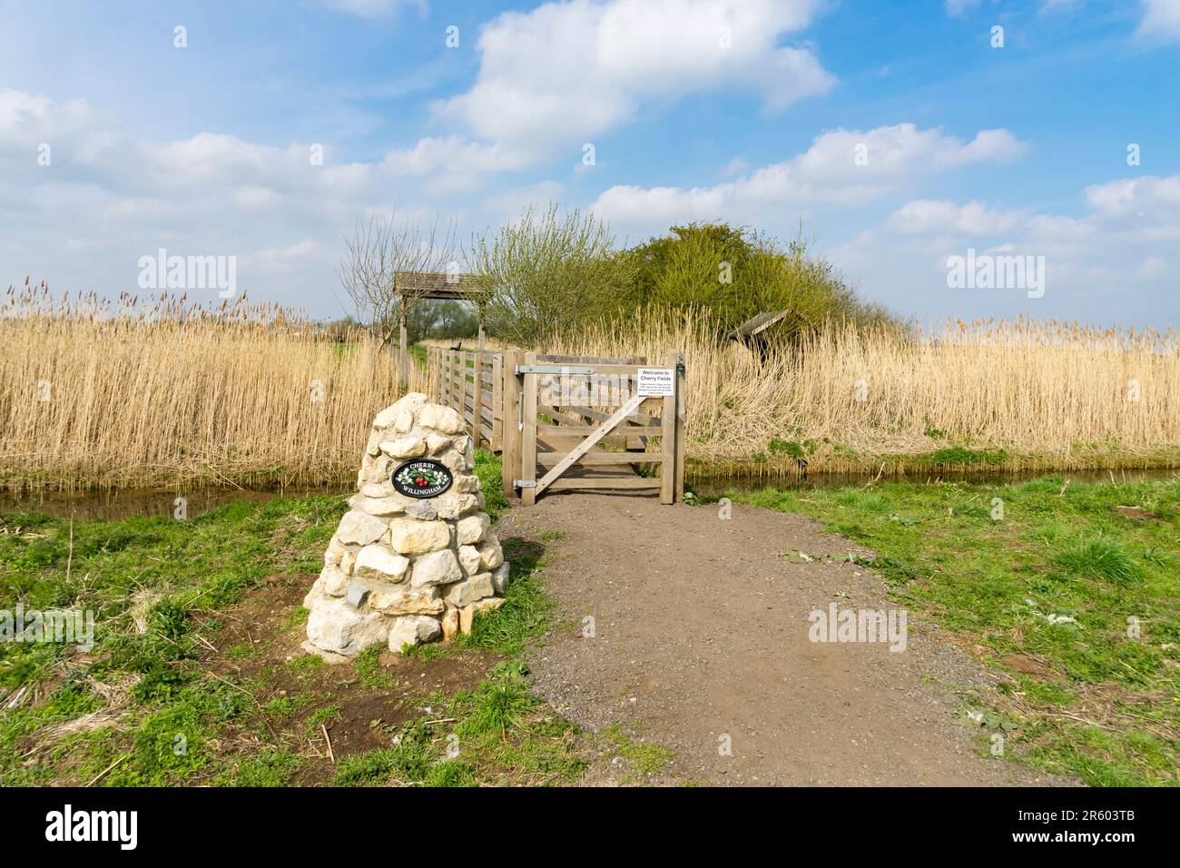 Zugang zu Cherry Fields vom Vicking Way und dem Fluss Witham Cherry Willingham Lincolnshire, England, Großbritannien Stockfoto