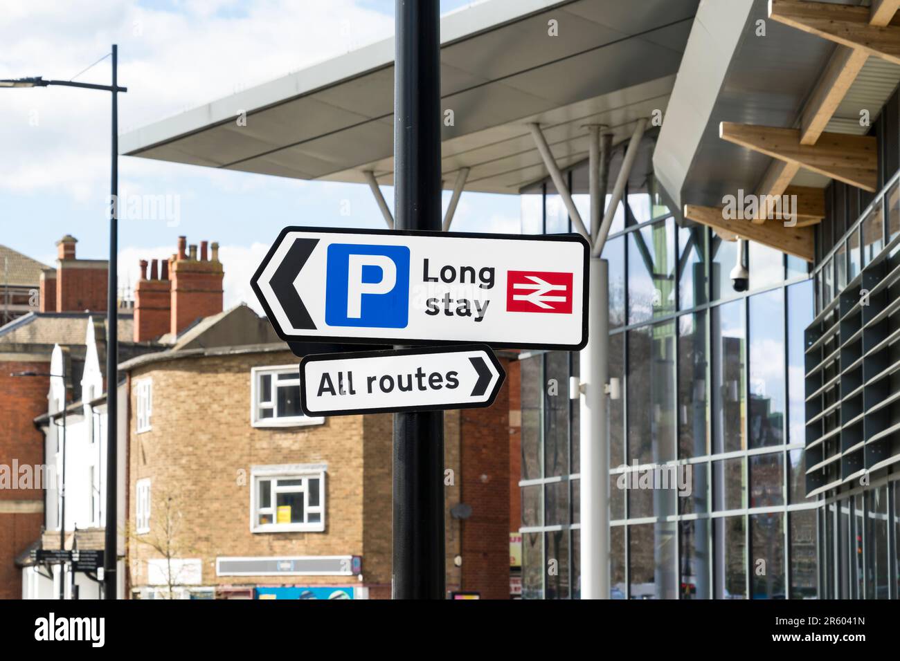 Schild für Railway Long Stay Parkplatz und All Routes St Mary's Road Lincoln City, Lincolnshire, England, Großbritannien Stockfoto