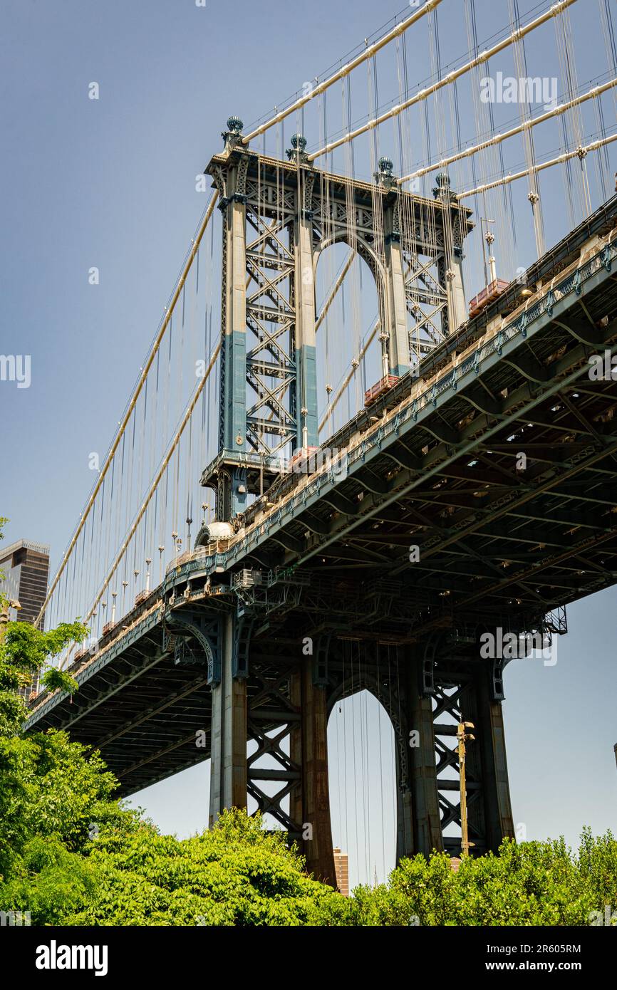 Manhattan Bridge von unten gesehen, von DUMBO, Brooklyn. Stockfoto