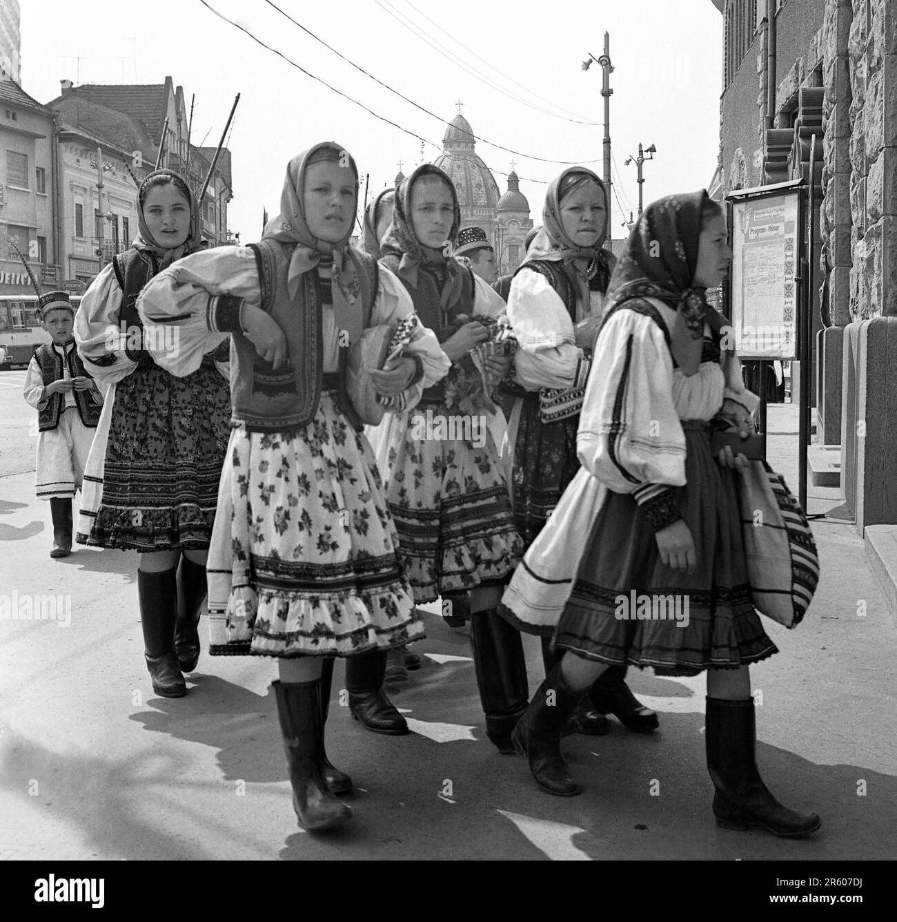 Maramures County, Rumänien, ca. 1980. Einheimische Mädchen in traditioneller Kleidung auf einer Straße der Stadt. Stockfoto
