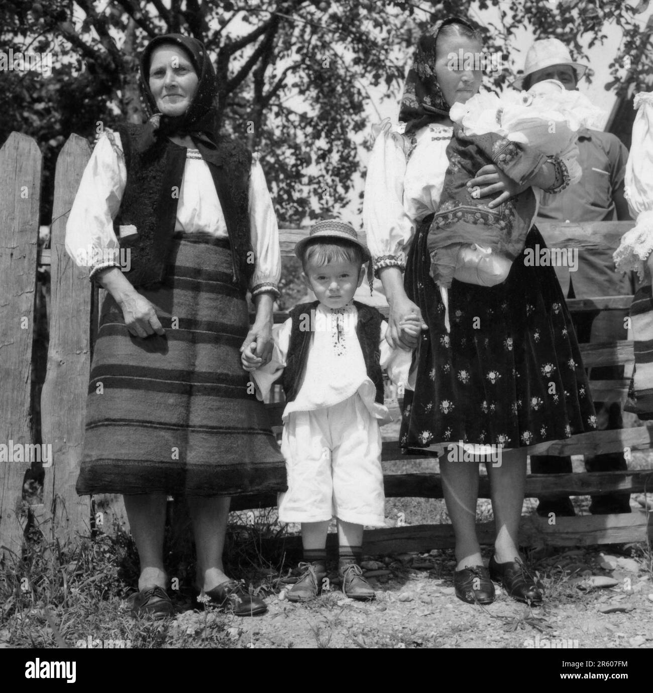 Maramures County, Rumänien, ca. 1980. Familie in traditioneller Volkskleidung. Stockfoto