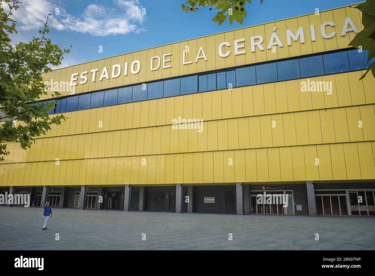 Gelbe Fassade mit dem Namen des Estadio de futbol de la Cerámica, früher El Madrigal, Villarreal, Vila Real, Castello, Spanien. Stockfoto