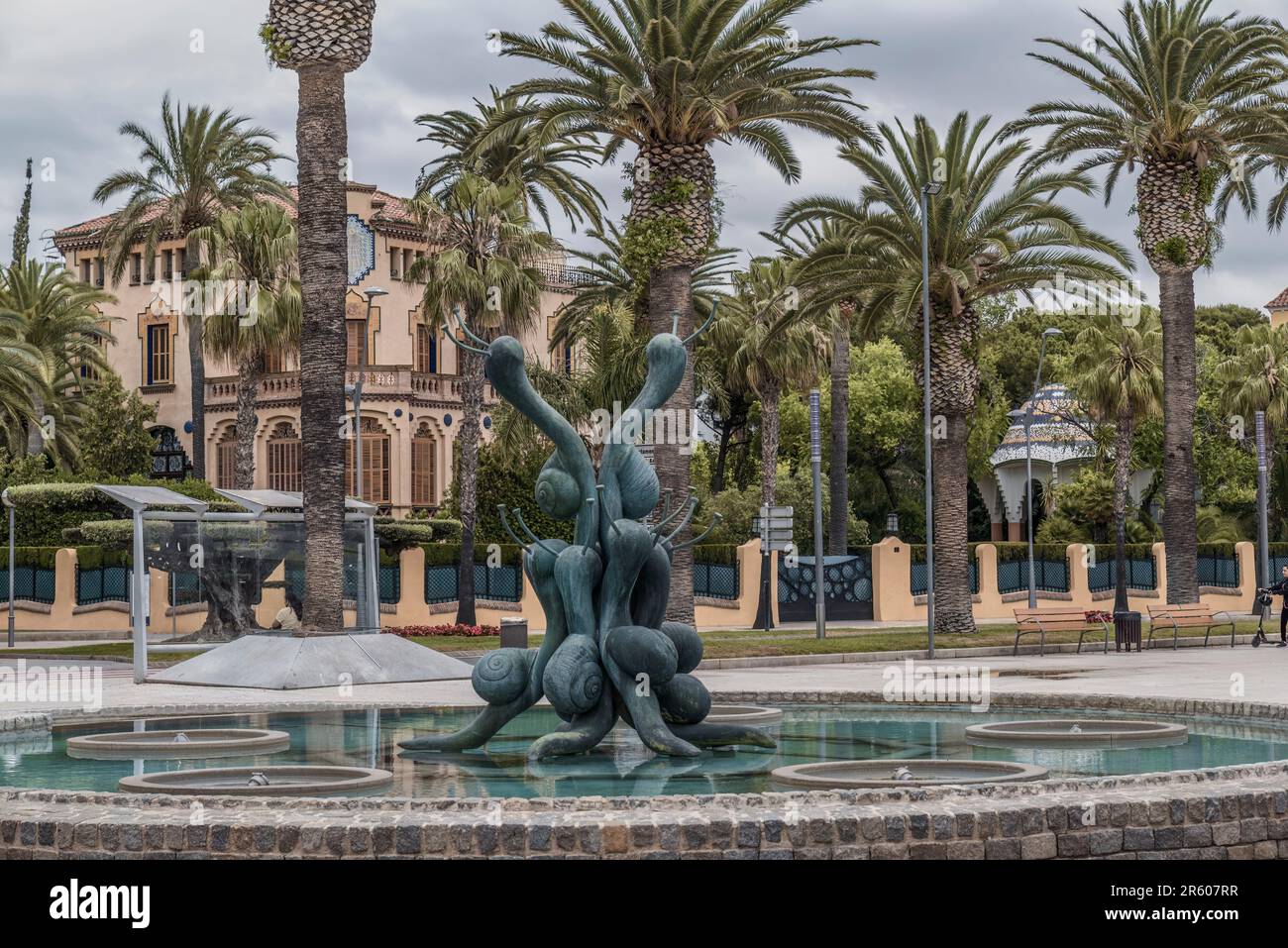 Brunnen und Palmen an der Promenade von Jaime I, dem Conquistador in der Stadt Salou, Costa Daurada, Provinz Tarragona, Katalonien, Spanien. Stockfoto